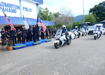 YAHAYA Othman (kiri, depan) melepaskan anggota polis Pahang yang akan bertugas bagi membantu kelancaran proses Pilihan Raya Negeri (PRN) di Terengganu yang dijadualkan berlangsung Sabtu ini. - FOTO/SHAIKH AHMAD RAZIF