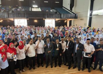 ADNAN Mat (enam dari kiri) bergambar bersama penjawat awam Terengganu selepas Majlis Perasmian Perhimpunan Penjawat Awam dan Sambutan Hari Kebangsaan Peringkat Negeri Terengganu 2023 di Kuala Terengganu, hari ini. - UTUSAN/TENGKU DANISH BAHRI TENGKU YUSOFF