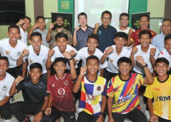 KAMIL (berdiri tiga dari kiri) bersama pasukan dari Indonesia yang menyertai ICFL Asean Cup 2023.