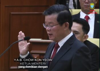 CHOW Kon Yeow mengetuai majlis angkat sumpah ADUN Pulau Pinang di Dewan Undangan Negeri (DUN) di George Town, Pulau Pinang hari ini.