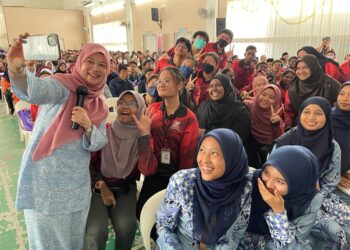 FADHLINA Sidek berswafoto bersama pelajar yang menyertai Program Pembinaan Karekter Bangsa Malaysia Pelajar Lepas Menengah di Dewan Datuk Haji Ahmad Salleh, Nibong Tebal, Pulau Pinang hari ini.