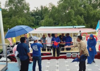 AHMAD ZAHID Hamidi (tengah) pada majlis penyerahan bot pelancong (catamaran cruise) sempena Hari Terbuka Agropelancongan di Jeti Pengkalan Machang, Sungai Dua, Butterworth, Pulau Pinang hari ini.