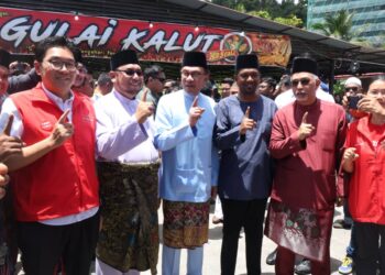 ANWAR Ibrahim beramah mesra dengan rakyat ketika turun bertemu pengundi di sebuah kedai makan di Sungai Pinang, Balik Pulau, Pulau Pinang hari ini. - Pic: IQBAL HAMDAN