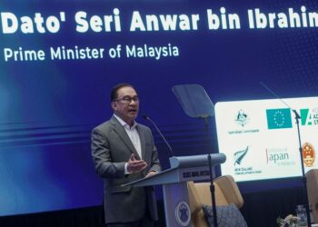 ANWAR Ibrahim ketika menyampaikan ucap tama pada Persidangan Meja Bulat Asia-Pasifik, di ibu negara, hari ini. - UTUSAN/FARIZ RUSADIO