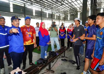 JOHARI Abdul Ghani bersama calon DUN Semenyih, Wan Zulaikha Anua (empat dari kiri) menyantuni anak muda pada Program Santai Futsal Anak Muda di Beranang, semalam. – MINGGUAN/SHIDDIEQIIN ZON