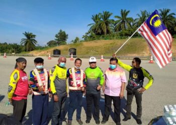 ZUHAIRI Ab. Kadir (tiga dari kanan) bersama ahli Daz Bikers mengibarkan Jalur Gemilang.