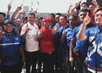 MOHD. ZAIDI Mohd. Said (berbaju putih) dan Johari Kassim (tengah) ketika menghadiri program Santai Anak Muda Perpaduan N10 Seberang Jaya di Bandar Perda, Bukit Mertajam, Pulau Pinang malam tadi.
