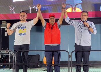 SAIFUDDIN NASUTION Ismail (kanan) bersama Johari Kassim (tengah) dan Ahli Parlimen Bukit Mertajam, Steven Sim ketika menghadiri program Santai Anak Muda Perpaduan N10 Seberang Jaya di Bandar Perda, Bukit Mertajam, Pulau Pinang malam tadi.