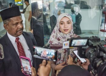 AKBERDIN dan Diana hadir bagi mendengar sebutan kes tuntutan hadanah interim di Mahkamah Tinggi Syariah Shah Alam dekat sini, hari ini.-UTUSAN/M.FIRDAUS M.JOHARI
