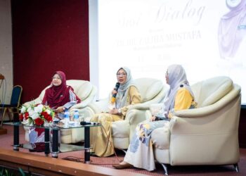 ZALIHA Mustafa (tengah)  menjawab soalan petugas kesihatan awan pada sesi dialog bersama pegawai-pegawai perubatan, pergigian dan farmasi di HSNZ, Kuala Terengganu, hari ini.