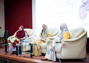 ZALIHA Mustafa (tengah)  menjawab soalan petugas kesihatan awan pada sesi dialog bersama pegawai-pegawai perubatan, pergigian dan farmasi di HSNZ, Kuala Terengganu, hari ini.