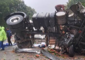 KEADAAN kemalangan melibatkan treler di Kilometer 317.4, Lebuh Raya Utara-Selatan arah utara di Tapah semalam. - UTUSAN