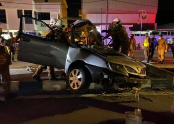 KEADAAN kereta yang terlibat kemalangan menyebabkan dua maut di Jalan Kuala Kangsar, Ipoh hari ini. - UTUSAN