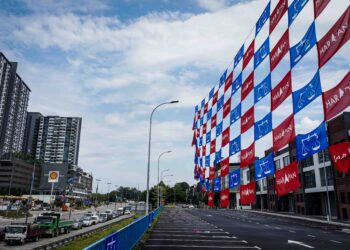 GABUNGAN bendera Pakatan Harapan dan Barisan Nasional di bandar Semenyih. - UTUSAN/MUHAMAD IQBAL ROSLI