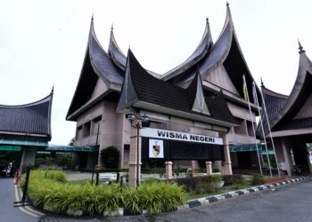 BANGUNAN Dewan Undangan Negeri (DUN) Negeri Sembilan dan Wisma Negeri yang terletak di Seremban.-UTUSAN/MOHD. SHAHJEHAN MAAMIN.