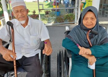 PASANGAN suami isteri, Mat Nordin Mat Aroff dan Noriah Saad menunjukkan jari masing-masing yang mempunyai kesan dakwat selepas menunaikan tanggungjawab mengundi di SJKC Pei Yu, Kepala Batas, Pulau Pinang hari ini.