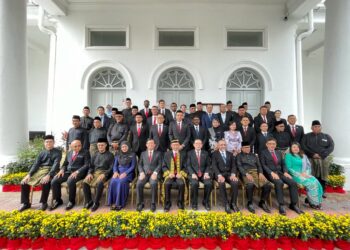 CHOW Kon Yeow (tengah) bersama ADUN-ADUN Pulau Pinang lain selepas majlis angkat sumpah ADUN Pulau Pinang di Dewan Undangan Negeri (DUN) di George Town, hari ini.