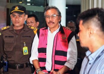 RIDWAN Djamaluddin ditahan pihak berkuasa Indonesia selepas didakwa membantu kegiatan perlombongan haram. - AGENSI