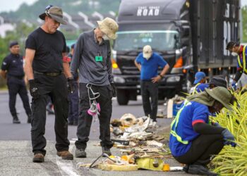 Pasukan penyiasat dari Lembaga Keselamatan Pengangkutan Kebangsaan Amerika Syarikat (NSTB), Pentadbiran Penerbangan Persekutuan (FAA) dan pembuat pesawat Beechcraft turut terlibat dalam siasatan nahas pesawat di Elmina, Shah Alam, baru-baru ini. - UTUSAN/ FARIZ RUSADIO