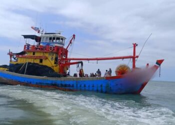 MARITIM Malaysia Pulau Pinang menahan sebuah bot nelayan tempatan kelas C2 di perairan Batu Maung, Pulau Pinang kerana disyaki menggajikan kru warga asing tanpa permit yang sah.