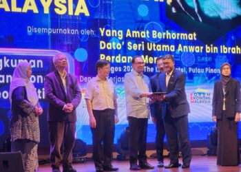 ANWAR Ibrahim meletakkan tangan di atas tablet sebagai simbolik merasmikan Majlis Perasmian Persidangan Kebangsaan Ekonomi Malaysia (PERKEM)  Ke-16 di Butterworth, Pulau Pinang hari ini.