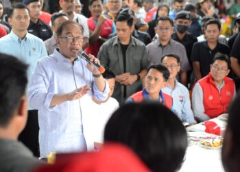 ANWAR Ibrahim pada program makan tengah hari bersama rakyat di Sungai Bakap, Batu Kawan, Pulau Pinang hari ini. - Pic: IQBAL HAMDAN