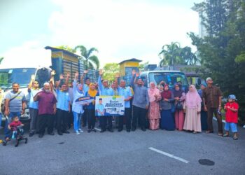 MOHD. Shukri Ramli (tujuh dari kiri) bergambar bersama penerima terlibat selepas Majlis Penyerahan Bantuan Perniagaan di Kompleks Dewan Undangan Negeri (DUN) Kangar, Perlis hari ini. -UTUSAN/ASYRAF MUHAMMAD