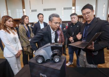 FAHMI Fadzil melawat pameran pada Majlis Public Sector Day 2023 di Putrajaya. - UTUSAN/FAISOL MUSTAFA