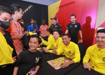 FAISAL Halim (dua, kanan) dalam sesi bersama peminat pada pelancaran Pestabola Merdeka di Kuala Lumpur semalam. - IHSAN FAM