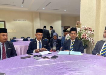 MOHD. Shukri Ramli (dua dari kiri) menjawab pertanyaan pemberita sewaktu sidang media selepas Persidangan Dewan Undangan Negeri (DUN) Perlis, hari ini. – UTUSAN/ASYRAF MUHAMMAD