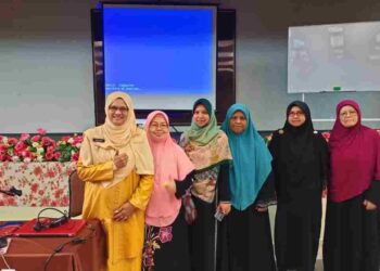 WAKIL  muslimat Masjid Qariyah Kampung Batu 10 Cheras bergambar kenangan dengan Dr Kartini Tawang selaku penceramah menerusi program diskusi muslimat anjuran Pejabat Agama Islam Daerah Hulu Langat baru baru ini.