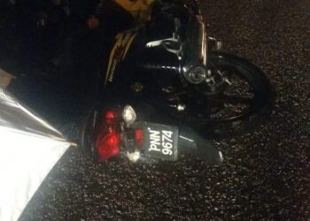 KEADAAN motosikal mangsa yang maut akibat digilis treler dalam kejadian di Jalan Lahat berhampiran Balai Bomba dan Penyelamat Pasir Puteh, Ipoh semalam. - UTUSAN/MEDIA SOSIAL