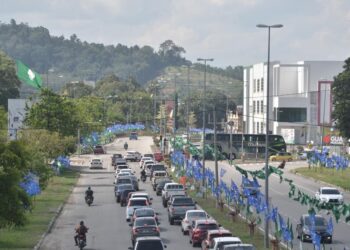 KENDERAAN perantau melalui bandar Gua Musang, Kelantan. - UTUSAN/AIMUNI TUAN LAH