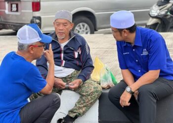 HARIS SALLEH Hamzah (kanan) beramah mesra dengan seorang pengundi di pekan Kuala Berang, Hulu Terengganu, Terengganu.