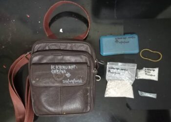 Beg mengandungi heroin yang dirampas daripada seorang lelaki di Felcra Ulu Jenut, Kuala Krau, Temerloh..