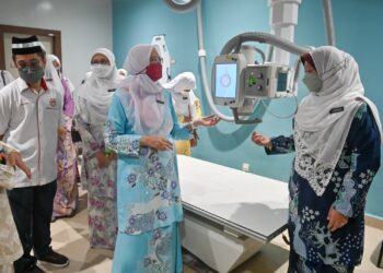 ZALIHA Mustafa (dua, kanan) meninjau fasiliti dan alatan pemeriksaan kesihatan selepas merasmikan Klinik Kesihatan Manir, Kuala Terengganu, hari ini. - UTUSAN/PUQTRA HAIRRY ROSLI