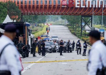 OPERASI pencarian dan siasatan di kawasan kejadian kapal terbang terhempas, di Elmina, di sini hari ini. -UTUSAN/ SHIDDIEQIIN ZON