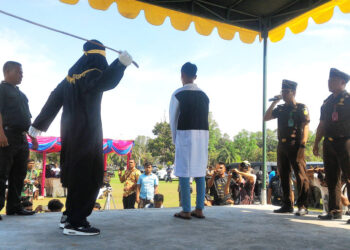 HUKUMAN rotan dilakukan terhadap masyarakat yang melanggar peraturan syariah di Aceh. - AGENSI
