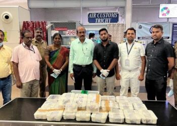 RAMPASAN sebanyak 47 ekor ular sawa dan dua biawak yang ditemui dalam bagasi berstatus 'check-in baggage' di Lapangan Terbang Antarabangsa Tiruchirapally, India.