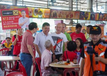 Nazri Abdul Rahman menyantuni pengundi di Dewan Undangan Negeri (DUN) Simpang Jeram.