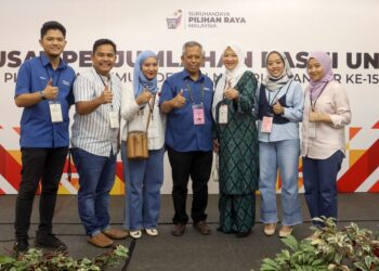 JAMIL Salleh bergambar bersama ahli keluarganya ketika diumumkan memenangi kerusi Dengkil di Dewan Semarak Cyberjaya. - UTUSAN/FAISOL MUSTAFA