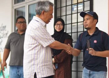 JAMIL Salleh menyantuni pengundi di sebuah pusat mengundi di DUN Dengkil. - UTUSAN/MOHD HUSNI MOHD NOOR