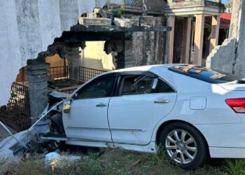 KEADAAN kereta yang melanggar tembok kuil selepas pemandunya  mengalami serangan jantung di Kampung Lambak, Tanjung Malim hari ini. - UTUSAN/IHSAN PDRM