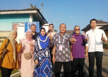 JAILANI Johari (tiga dari kanan) bersama sebahagian daripada ahli keluarganya yang keluar mengundi di SK Tok Randok, Ajil;, Hulu Terengganu, hari ini. - UTUSAN/NOOR HAYATI MAMAT