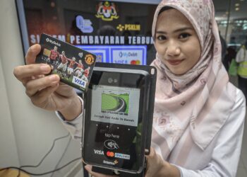 KAKITANGAN MEX, Fathin Nursyafiqa Mohd Redzuan menunjukkan alat  sistem tol secara pembayaran terbuka di Lebuhraya MEX, Putrajaya. - UTUSAN/FAIZ ALIF ZUBIR