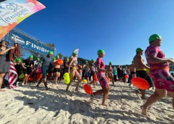 SEBAHAGIAN daripada peserta yang menyahut cabaran pada kejohanan renang di perairan laut terbuka 'Oceanman @ Redang 2023' di Pulau Redang, Kuala Nerus, Terengganu, semalam. - UTUSAN/KAMALIZA KAMARUDDIN