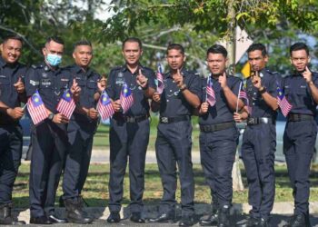 ANGGOTA PDRM dari Batalion 9 Pasukan Gerakan Am (PGA) menunjukkan 
dakwat pada jari selepas mengundi awal dalam PRN di Kuala Nerus, semalam. 
– UTUSAN/PUQTRA HAIRRY ROSLI