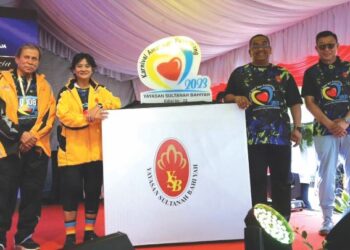 TUNKU Puteri Intan Safinaz Sultan Abdul Halim Mu’adzam Shah (dua, kiri) bersama Muhammad Sanusi Md. Nor pada majlis perasmian Karnival Amal Hari Penyayang di pekarangan Stadium Darul Aman, Alor Setar.