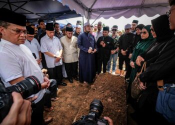 TIMbalan Perdana Menteri, Datuk Seri Dr. Ahmad Zahid Hamidi (tiga dari kiri) dan Menteri Besar Pahang, Datuk Seri Wan Rosdy Wan Ismail (dua dari kiri) turut hadir memberikan penghormatan terakhir kepada Allahyarham Johari Harun di Tanah Perkuburan Raudhatul Sakinah, Batu Caves, semalam.