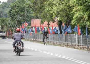 Deretan bendera parti-parti politik yang bertanding pada PRN Negeri Kedah menghiasi jalan di sepanjang Kuala Nerang. – UTUSAN/ SHAHIR NOORDIN